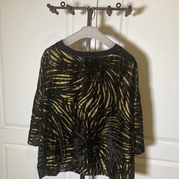 Unique over size fuzzy black and gold top - Picture 6 of 6
